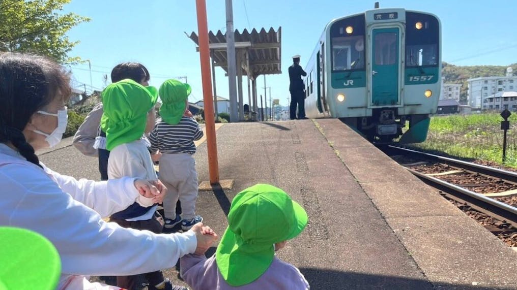 駅まで汽車を見に行ったり楽しお散歩コースがあります！