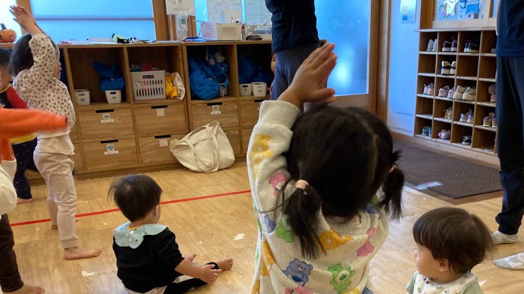 体を動かすレッスンを保育時間中に行います