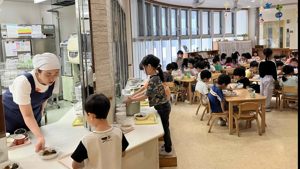 園内の調理室でおいしい給食を提供！