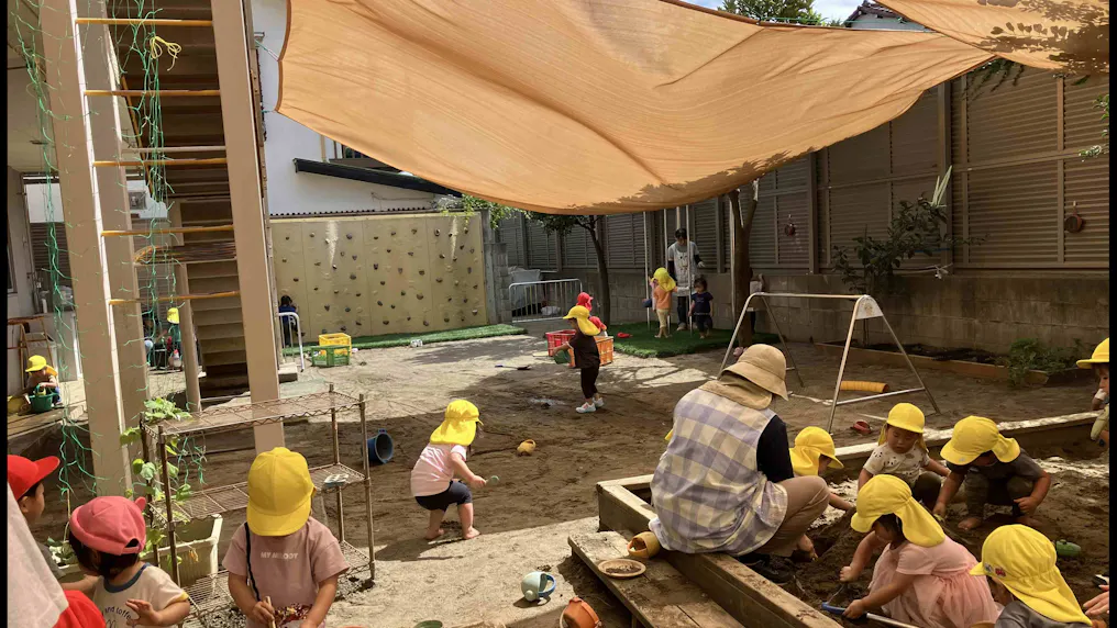 園庭でのびのび遊べます！