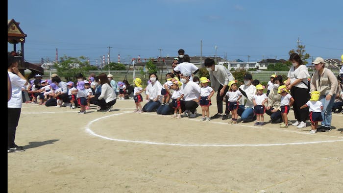 広い園庭で運動会をします。保護者の方は本当にうれしそうです!