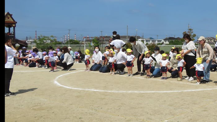 広い園庭で運動会をします。保護者の方は本当にうれしそうです！