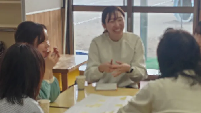 子どもについて語り合うとつい笑顔に。