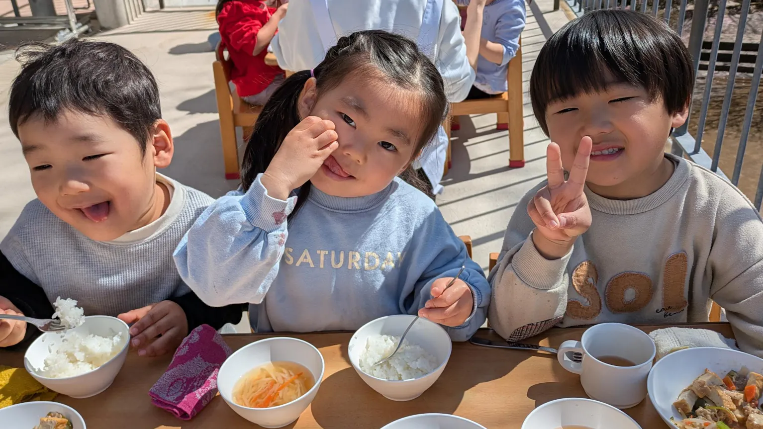 子どもたちとの交流も楽しい給食調理補助のお仕事です。