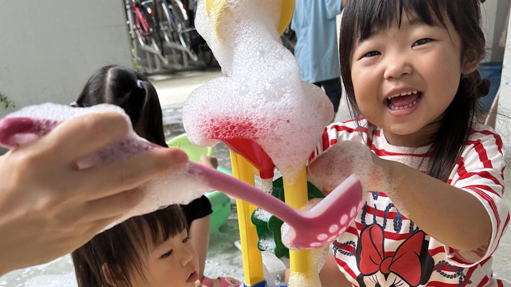 夏にはお友達と元気に水遊び