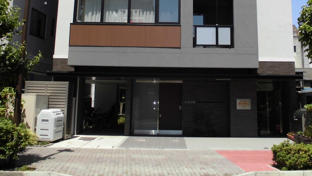 マンションの1階～4階が保育園となっています。