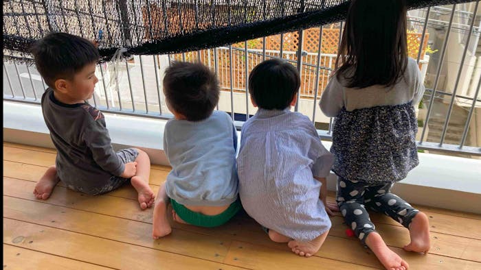 子どもの自由な動きをそっと見守ります