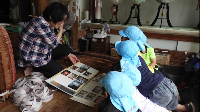 商店街など地域と交流しながらの保育活動