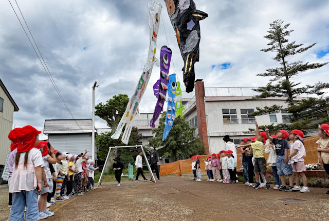 松組さん、竹組さん、梅組さんの「こいのぼり」が泳ぎ出しました(令和8年5月22日)