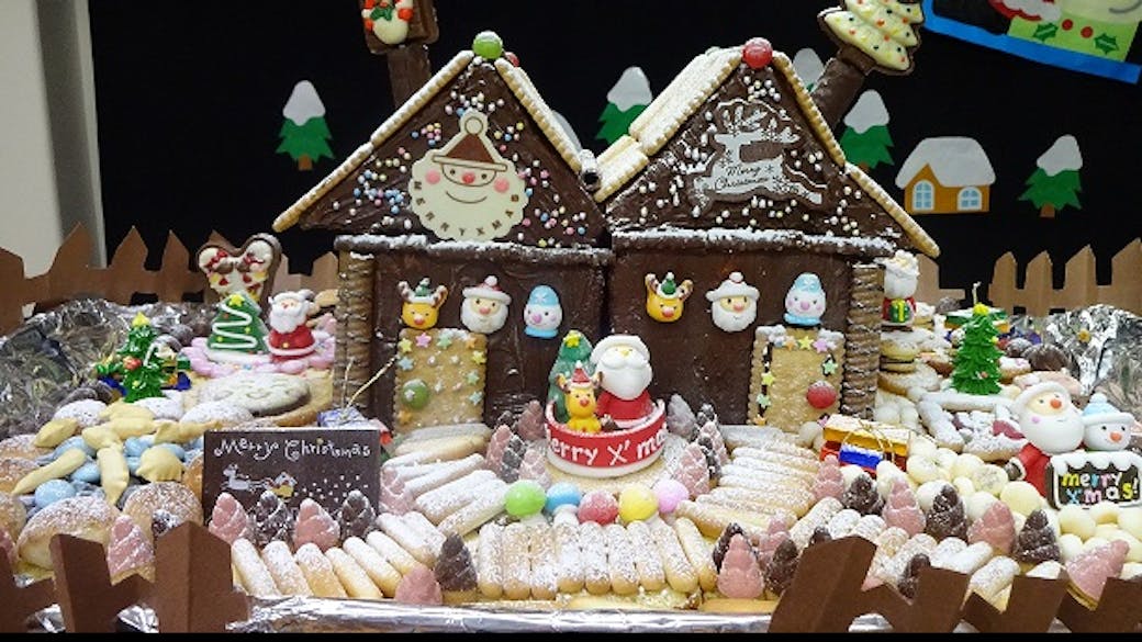 クリスマス会食のお菓子の家