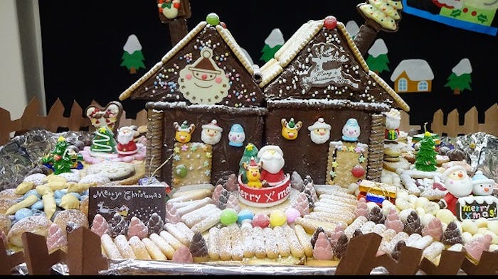 クリスマス会食のお菓子の家