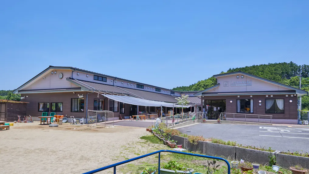 小学校のとなり、緑に囲まれた静かな環境