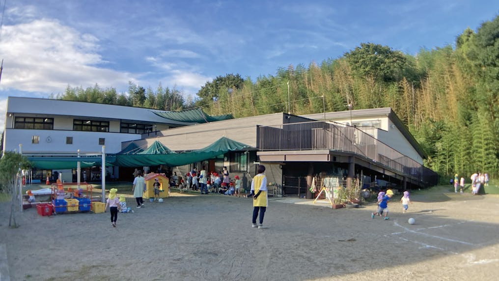 園庭広い園庭でのびのび遊べます