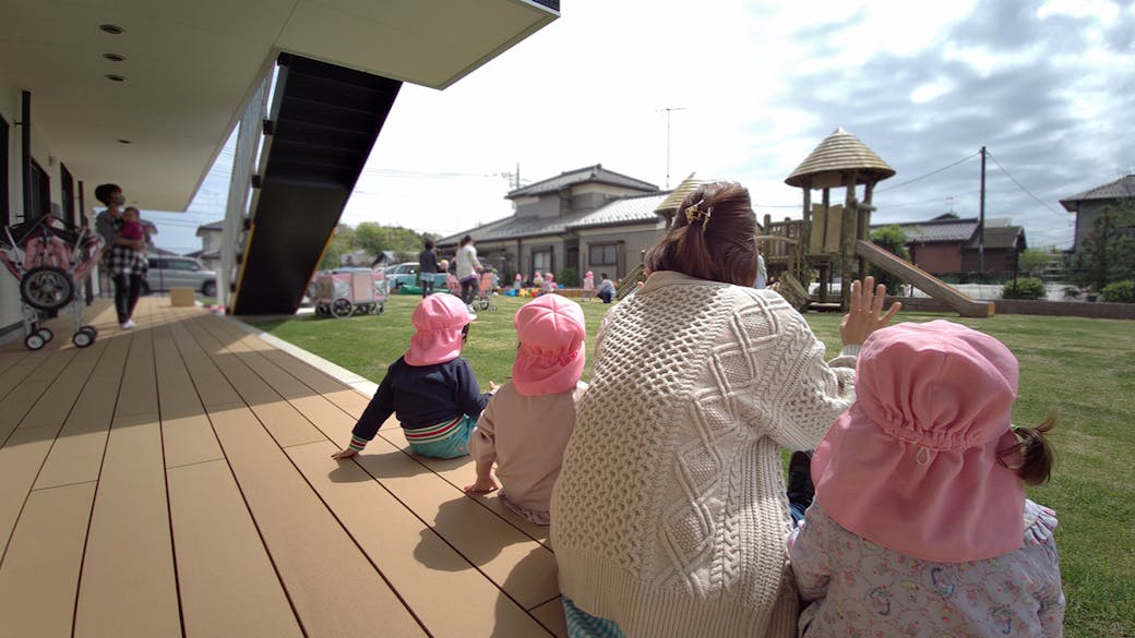 そばで見守る、外遊びの時間