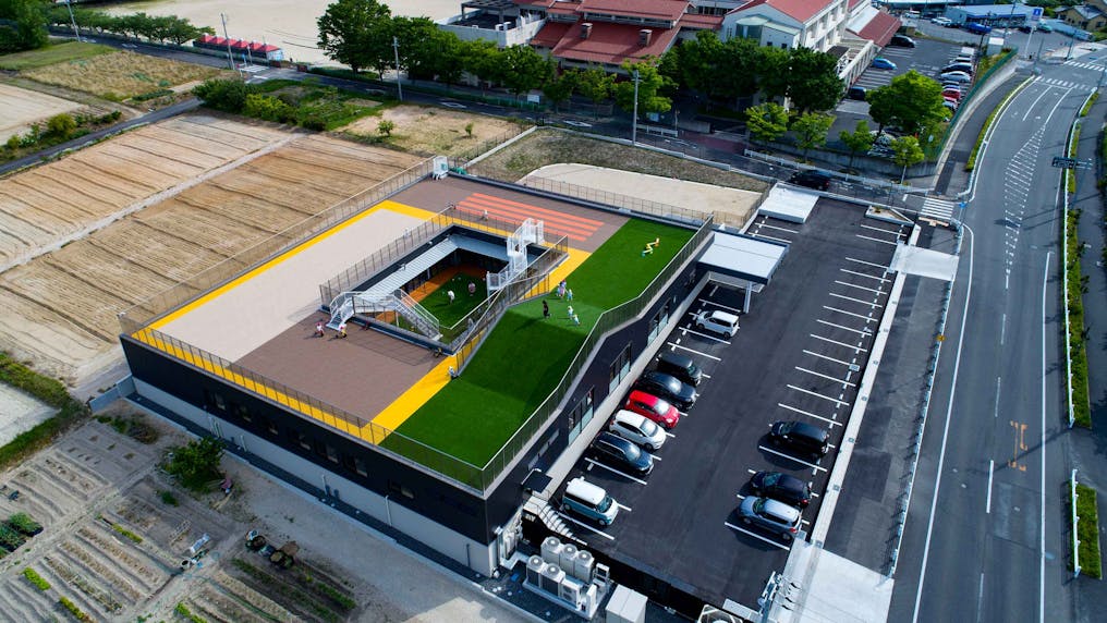 小学校のすぐ隣、こどもの好奇心をくすぐる園舎