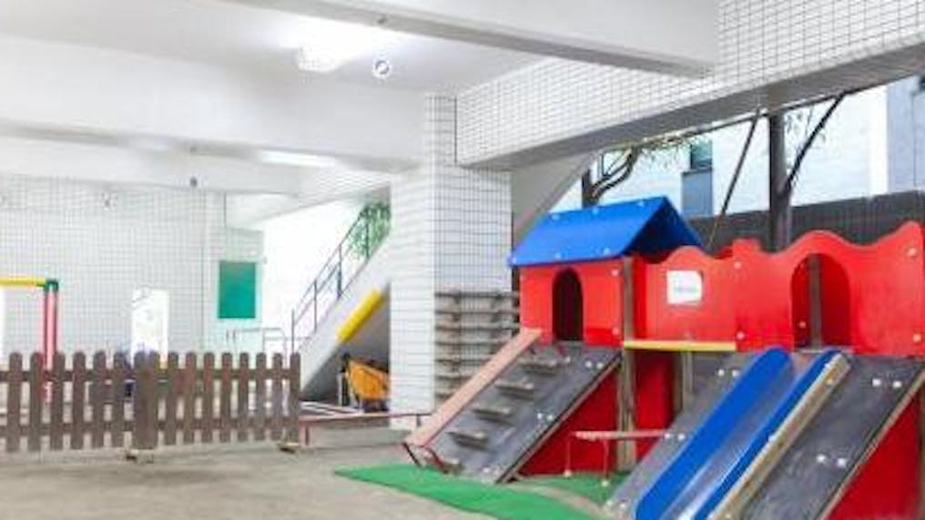 雨でも遊べる園庭あり！