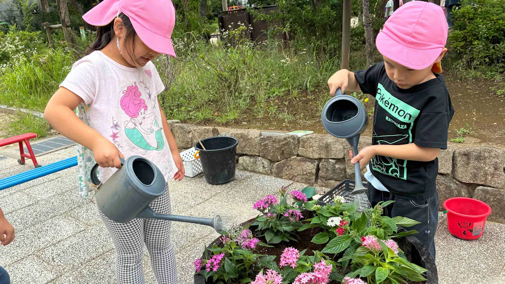 公園の花植えや水やりも、子ども達がお手伝い