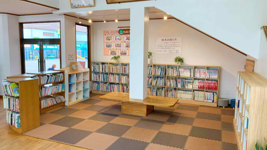 たくさんの絵本や図鑑がある図書コーナー！