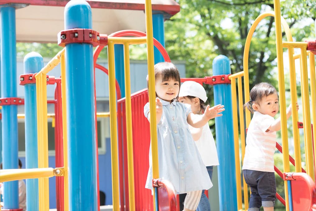 裸足で遊べる安全な園庭があります