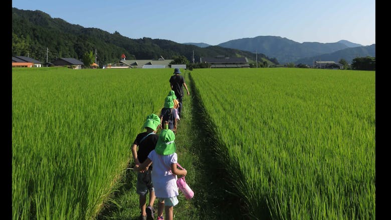 自然の中で子どもと一緒に成長していきましょう。