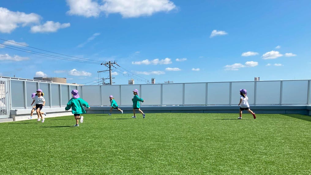 １階に園庭、屋上に全面人口芝の園庭があります。