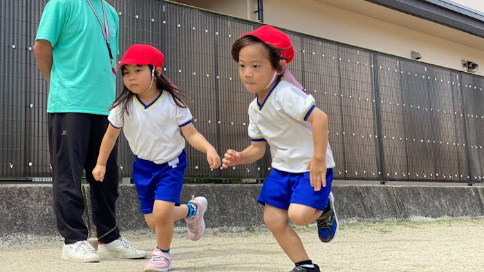 広々とした園庭で体をたくさん動かします！