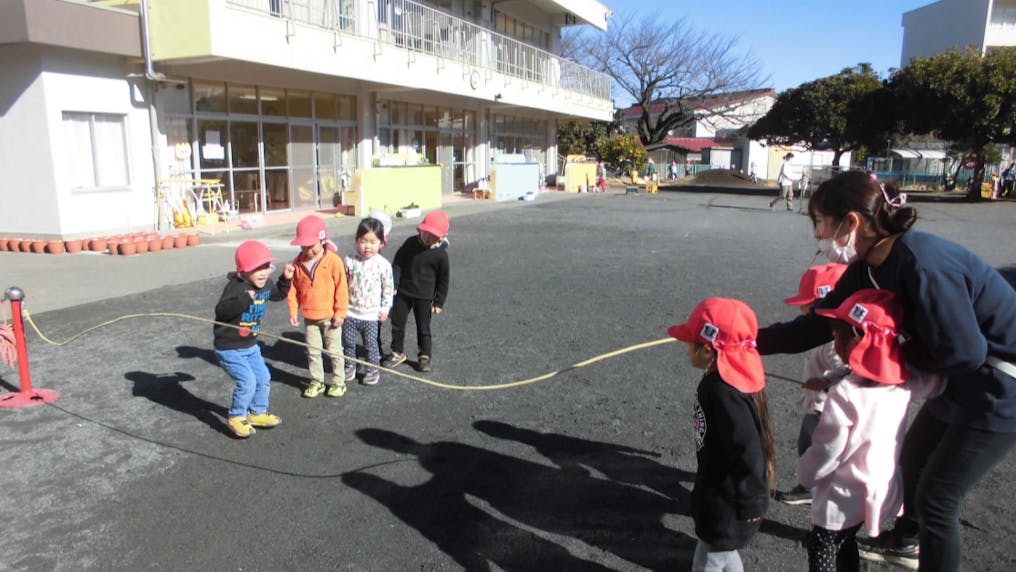 さまざまな自然と触れ合うことができる広い園庭