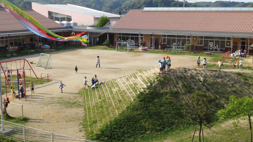 広い園庭でのびのび遊べます