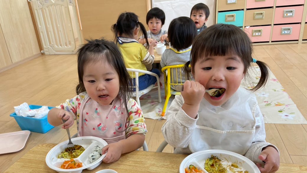 自園調理の給食、おやつ