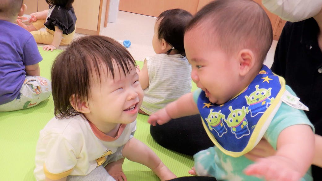 友達と仲良く遊べる子ども