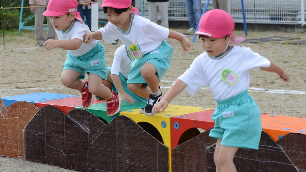 広く、遊具が整い、楽しく遊べる園庭（一部芝生）