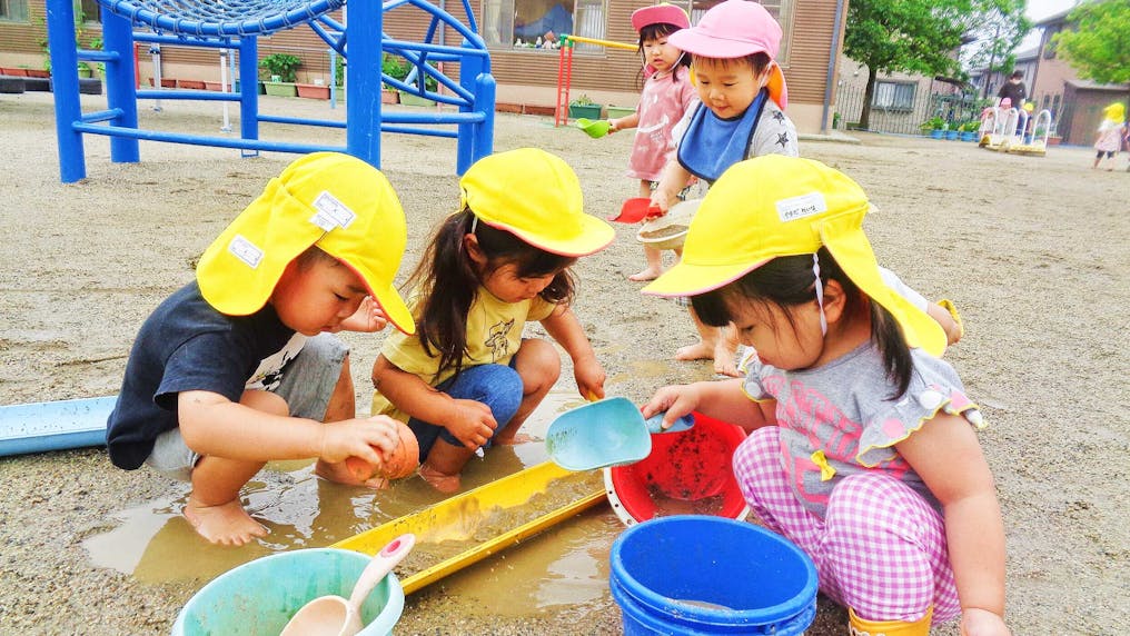 裸足で遊べる安全な園庭があります