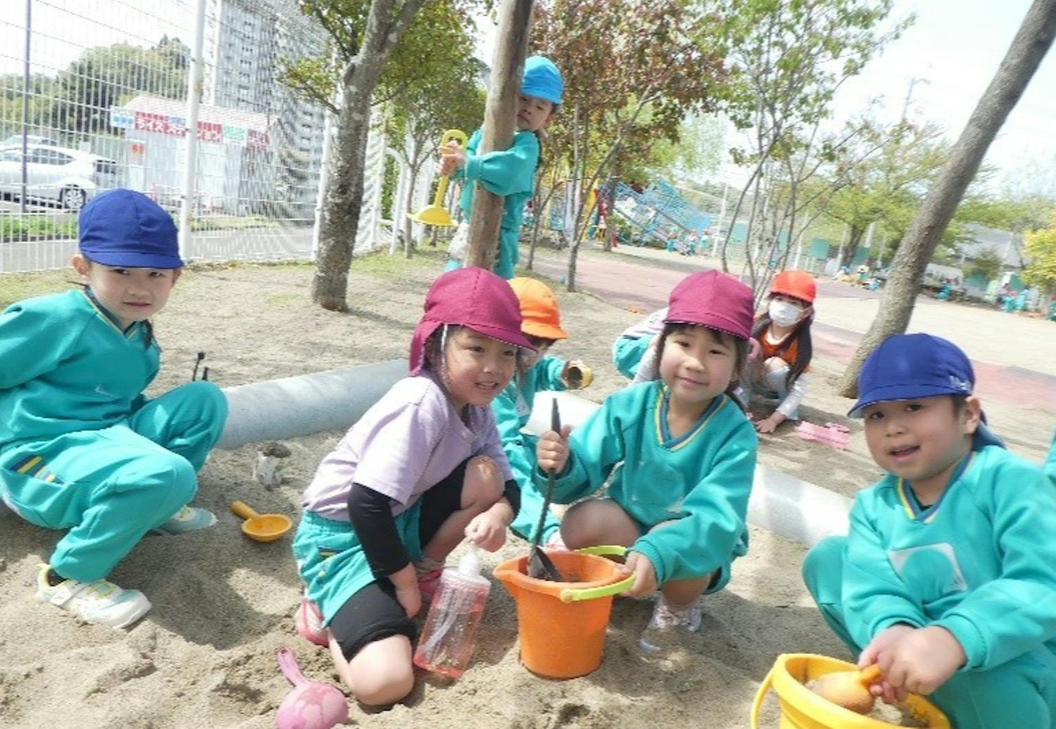 広い園庭でのびのび！遊びを大切にした保育を楽しみませんか♪