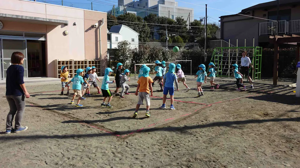 年齢に合わせて遊べる２つの園庭