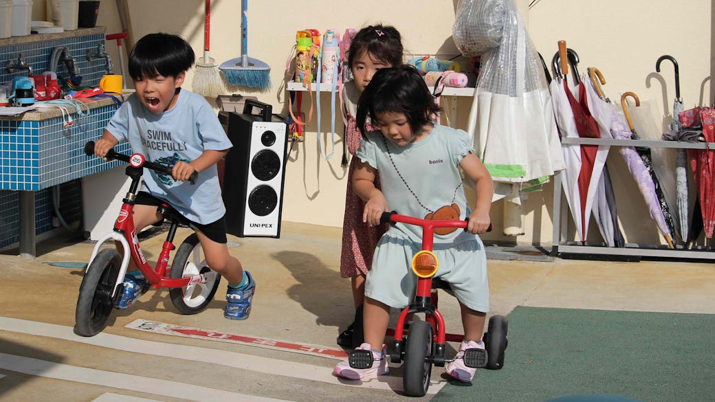 キックバイクで園庭探索中！！