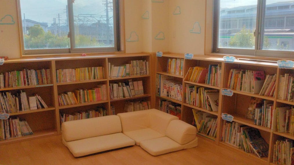 蔵書数1700冊の絵本コーナー