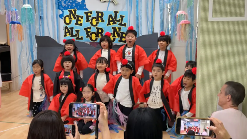 英語や体育を楽しみながら学びます。