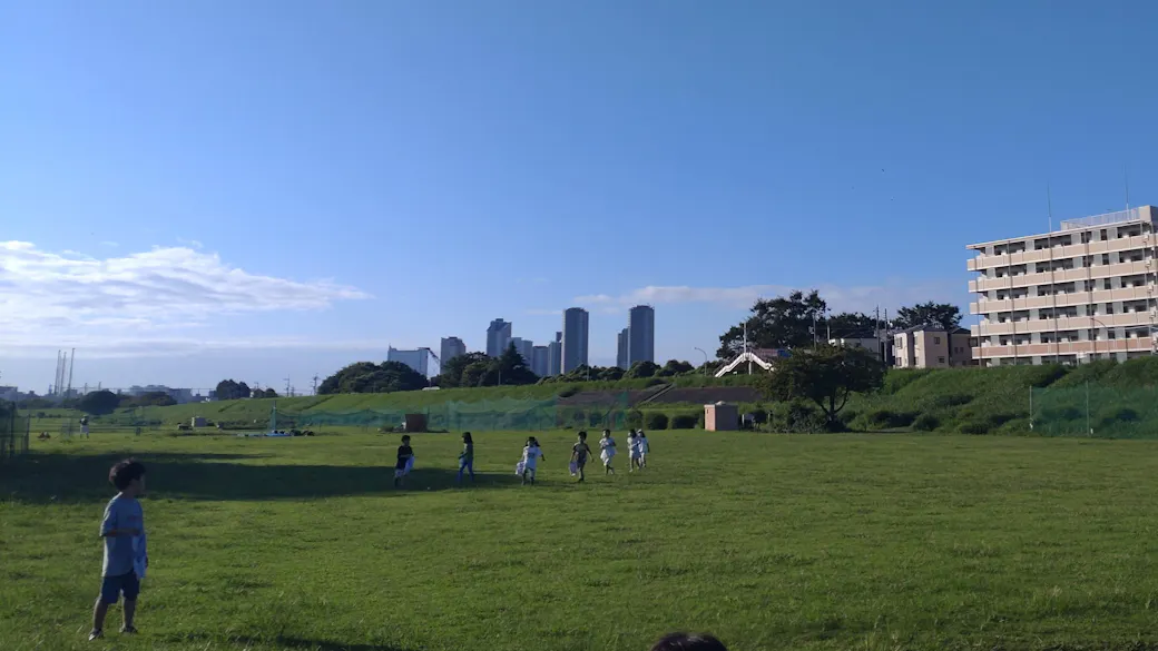 保育園から一歩出たら、大きな空と緑が広がっています。