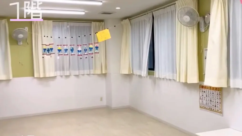 明るい日差しの差し込む乳児さんのお部屋