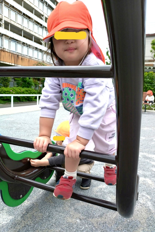 公園の不思議な遊具に熱中！