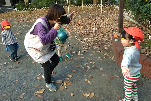 大きな枯れ葉でお化けのお面