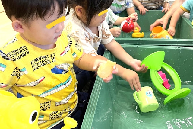 水遊びの玩具をちゃんと交換し合って遊べました