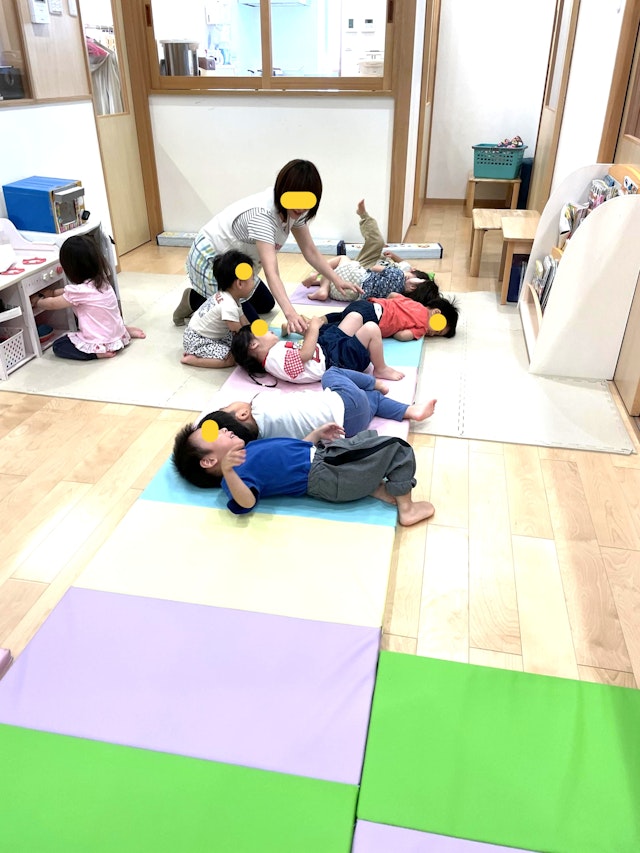ふわふわマットの上をゴロゴロ気持ちいいなあ