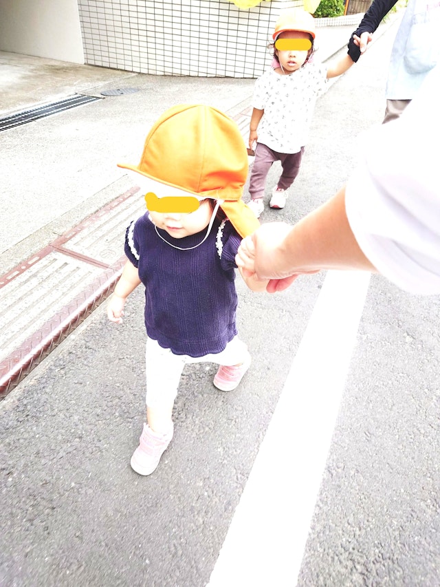 ０歳児のおしゃら探検隊は、しっかり歩いてお散歩できました
