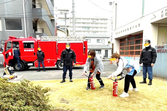 東京消防庁の職員さんの指導で保育士の消火訓練を実施しました