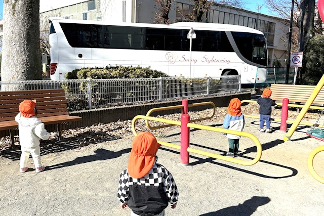 昨日は消防自動車、今日は大型観光バスに興奮してます