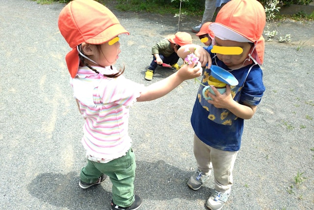 「お花あげる」公園で摘んだお花のプレゼント