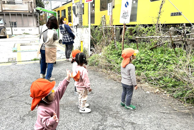 電車に手を振っています