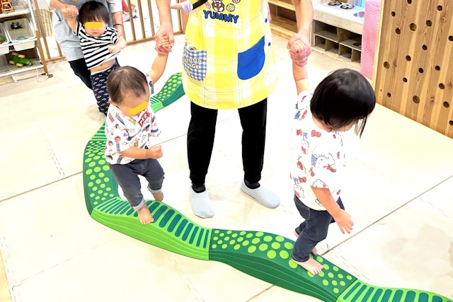 1歳児のおしゃら探検隊は、こわごわウェイブバランスに挑戦！