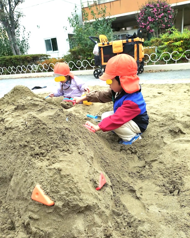 砂の怪獣を作っています